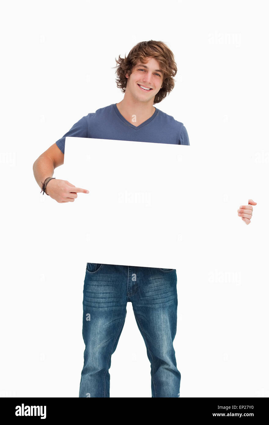 Männliche Schüler posieren während und zeigt eine weiße Tafel Stockfoto Männliche Schüler posieren während und zeigt eine weiße Tafel Stockfoto