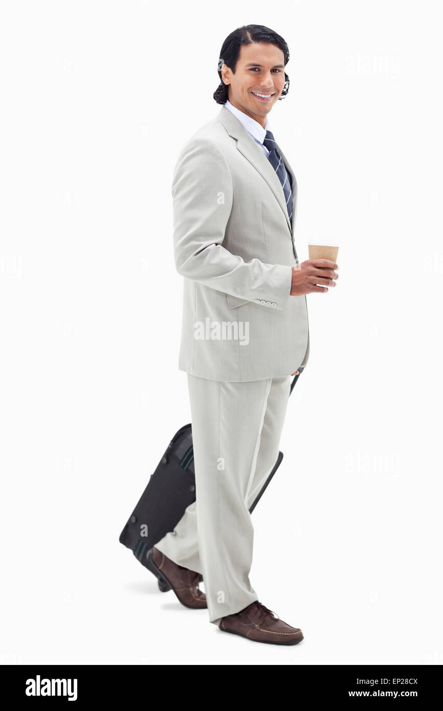 Seitenansicht der Geschäftsmann mit Kaffee und wheely Tasche Stockfoto