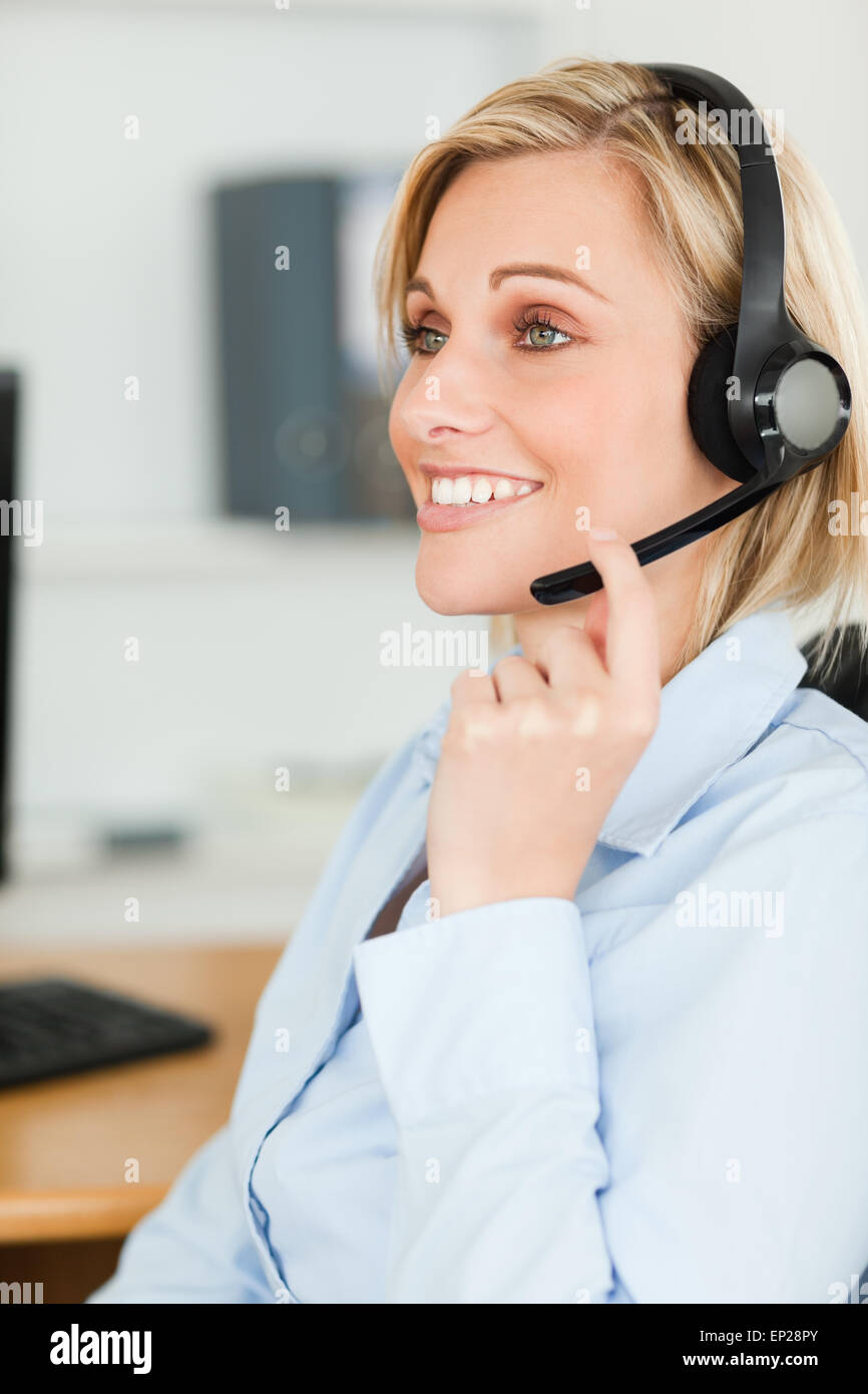 Porträt einer lächelnden Geschäftsfrau mit Kopfhörer suchen anderswo Stockfoto