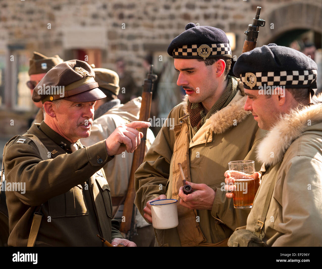 Zweiter Weltkrieg-Enthusiasten nachspielen die Ära in historischen Kostümen und Uniformen, in The National Tramway Museum,Crich,derbyshire,UK.taken 04.06.2015 Stockfoto