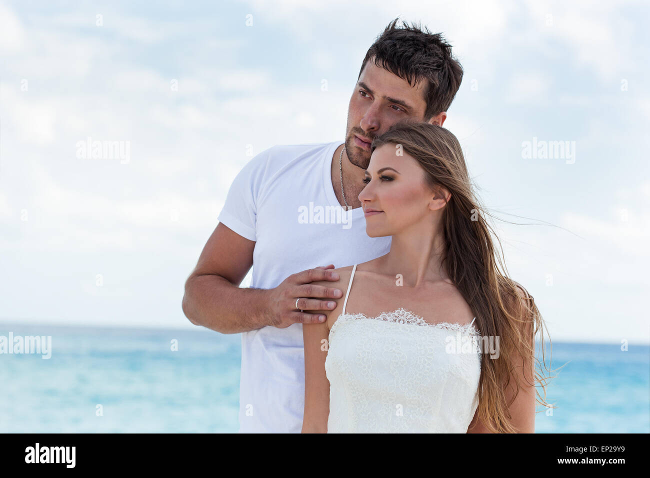 Porträt des Brautpaares umarmt am Meeresstrand und genießen Sie einen romantischen Moment Stockfoto
