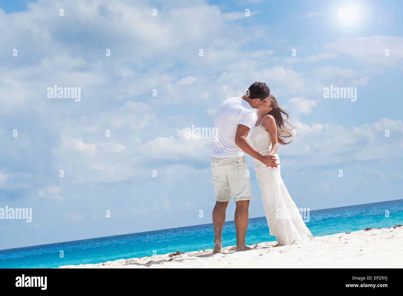 Schöne junge Paar küssen am weißen Sandstrand Stockfoto