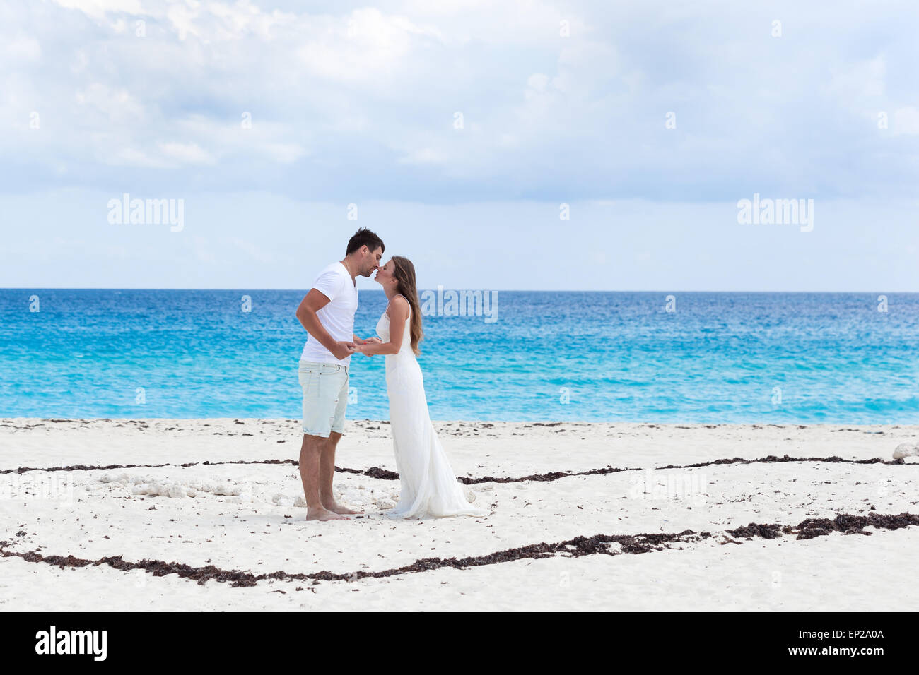 Schöne junge Paar küssen am weißen Sandstrand Stockfoto