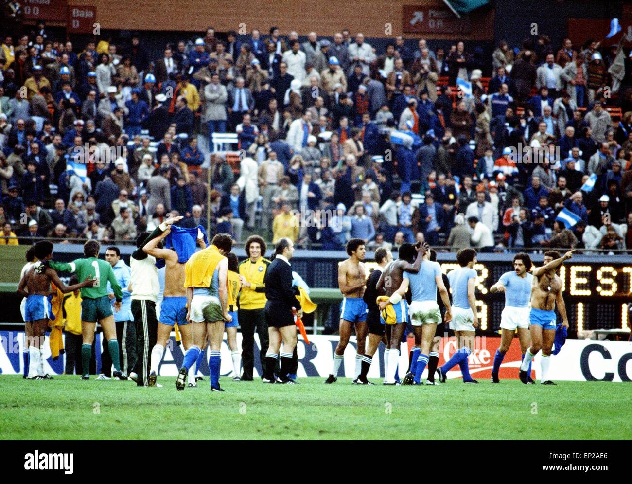Brasilien / Italien, dritter Stelle übereinstimmen, 1978 FIFA World Cup, Estadio Monumental, Buenos Aires, Argentinien, 24. Juni 1978. Endstand: Brasilien 2: 1 Italien. Spieler tauschen Hemden am Ende des Spiels. Dino Zoff (Bild links). Stockfoto