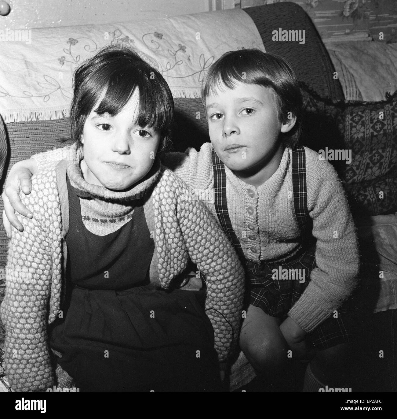 Susan Cornish (l) und Cindy Hellpe (r), Kinder, die von Norma Bell und Mary Bell, angegriffen wurden abgebildet 18. Dezember 1968. Stockfoto