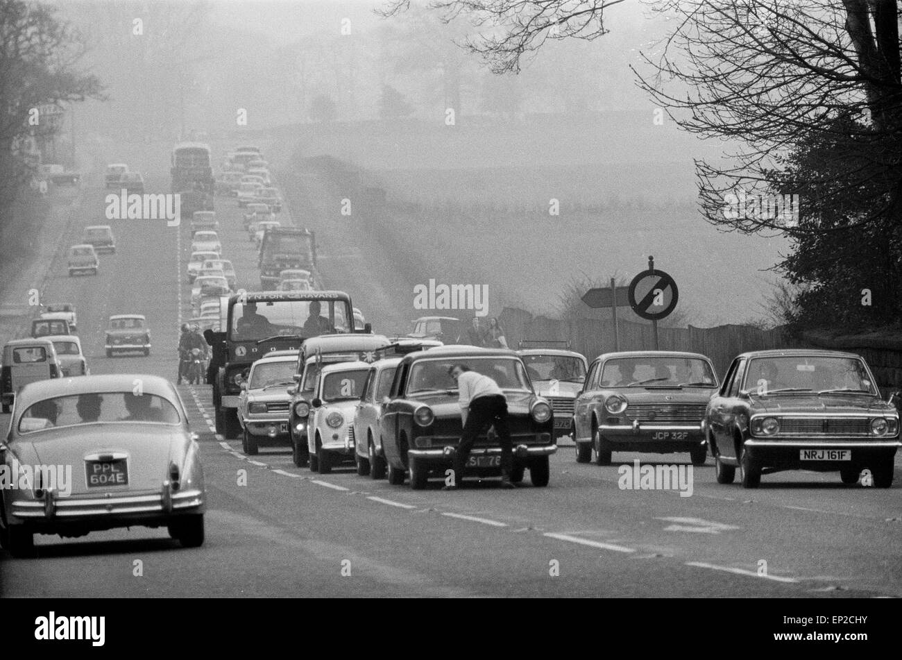 Der Autofahrer Alptraum - eine lange Warteschlange gebildet am Ostermontag als Menschen fuhr heim nach Manchester von Nordwales und Chester. Diese Autofahrer hatte einen peinliche Moment als sein Auto conked-out nahe Bucklow Hill, Cheshire. Sein Auto fing nach wenigen Umdrehungen des Motors wieder. 7. April 1969. Stockfoto