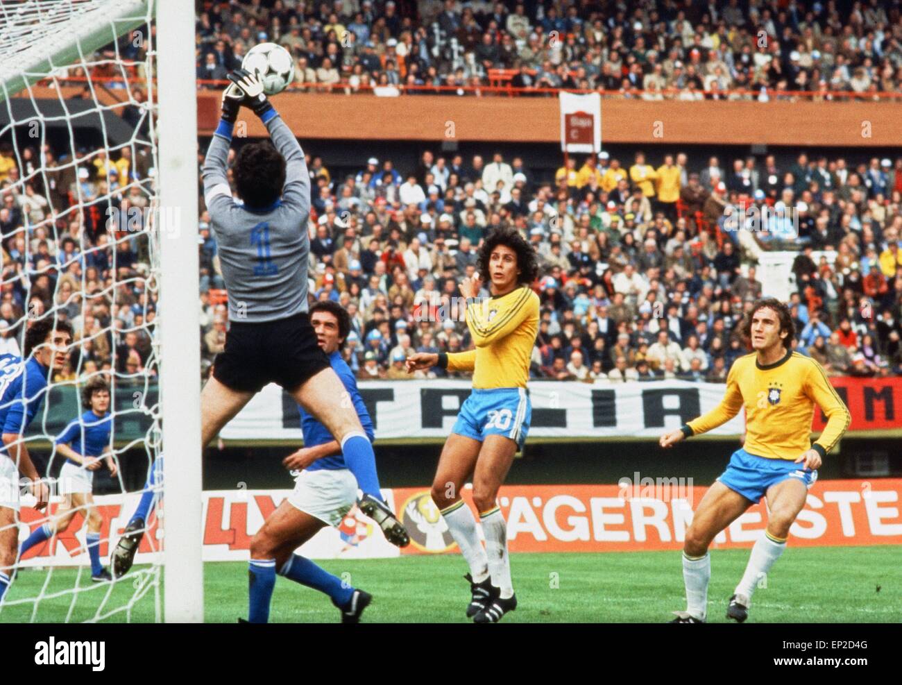 Brasilien / Italien, dritter Stelle übereinstimmen, 1978 FIFA World Cup, Estadio Monumental, Buenos Aires, Argentinien, 24. Juni 1978. Endstand: Brasilien 2: 1 Italien. Dino ZOFF rettet ROBERTO. Stockfoto