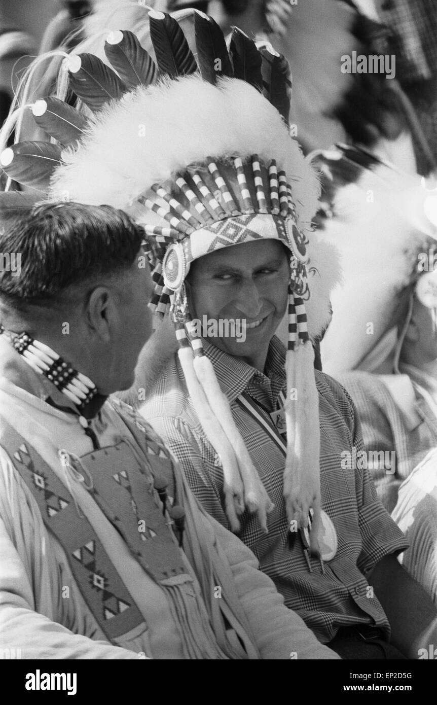 Prinz Charles, Prinz von Wales, machte ein Indianerhäuptling Kainai Blut, indischer Kopfschmuck tragen, als er mit einigen des Stammes in Calgary, Alberta während seines Besuchs in Kanada spricht. 8. Juli 1977. Stockfoto
