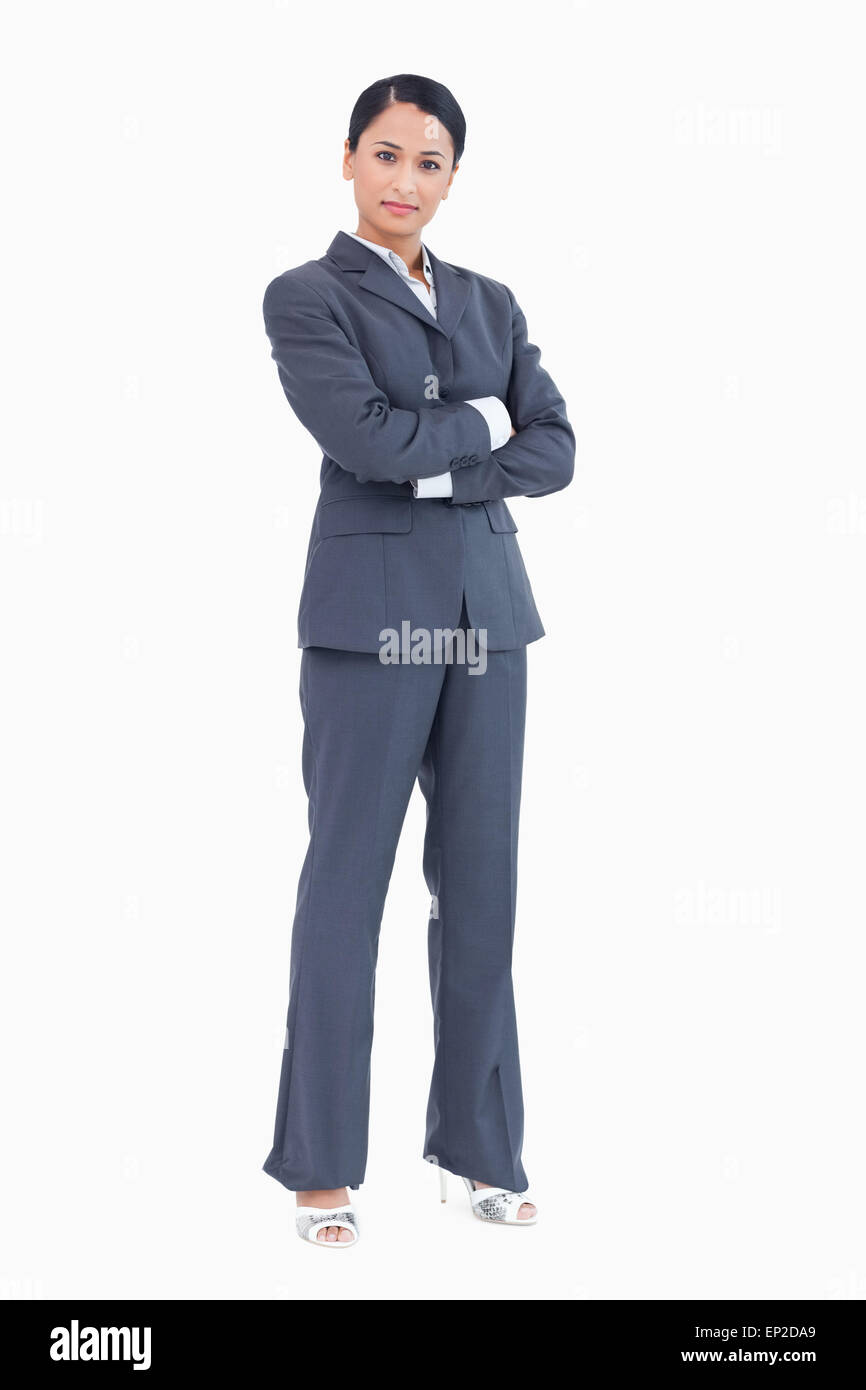 Sicher stehende Geschäftsfrau mit verschränkten Armen Stockfoto