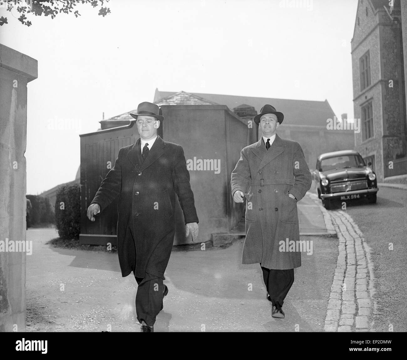 Detective Sgt. Alfred Anderson von Aldershot CID (links) und Det. Insp. Stutchfield von Hampshire CID bei Winchester Crown Court, 17. März 1954. Stockfoto