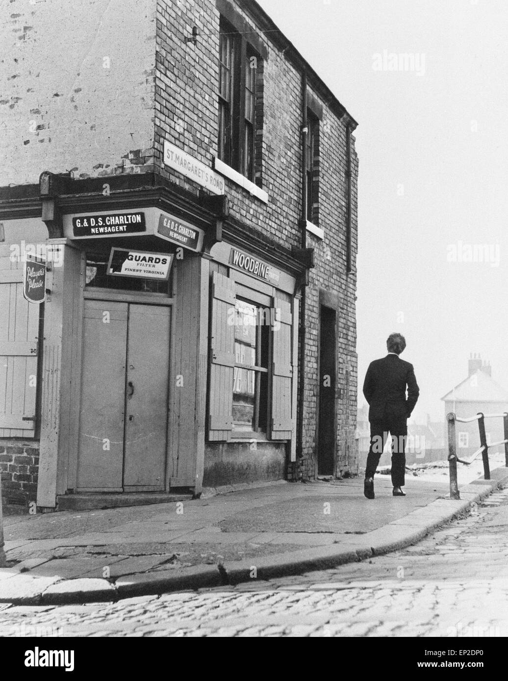 Mord Fall Mary Bell (geboren 26. Mai 1957 in Newcastle Upon Tyne, England) wurde im Dezember 1968 von der fahrlässigen Tötung von zwei jungen, Martin Brown (im Alter von vier Jahren) und Brian Howe (im Alter von drei Jahren) verurteilt. Bell war zehn Jahre alt, als sie getötet, Brown und elf, als sie Howe getötet. St. Margaret's Road. Ratte-Gasse. Die abgerissenen Haus, das welches einst stand hinter diesem Shop der Mord-House war, wo Martin Brown starb, abgebildete Dezember 1968. Stockfoto