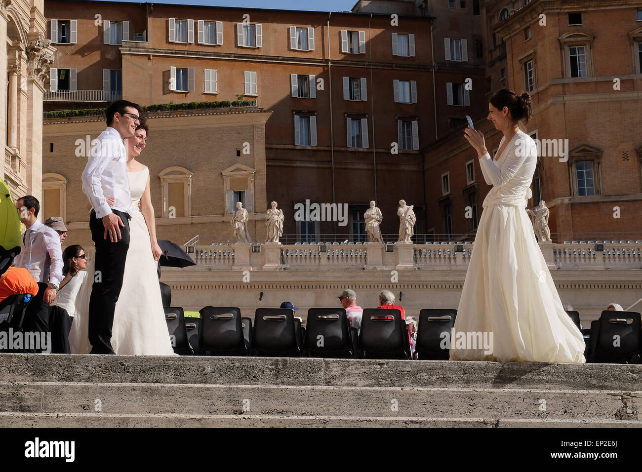 Vatikan-Stadt. 13. Mai 2015. Frisch vermählte Paare - Generalaudienz vom 13. Mai 2015, quadratische St. Peter, Vatikan Credit: wirklich Easy Star/Alamy Live News Stockfoto