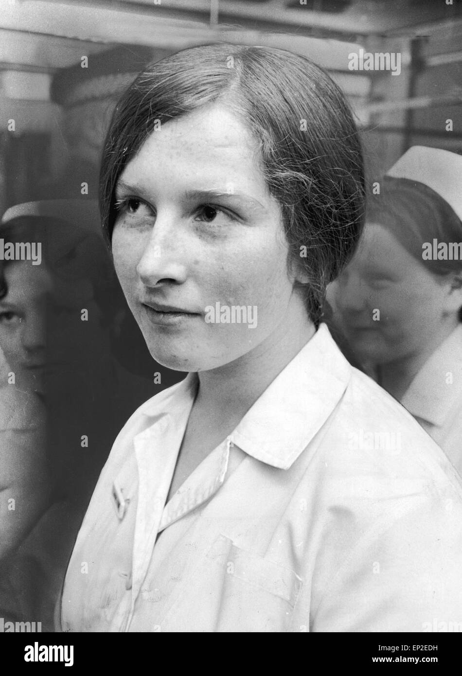 Ein Feuer brach in einer Cupboar in St Margarets Hospiz, laufen durch die irische Sisiters der Barmherzigkeit in Scheune Oststraße, Clydebank. Das Bild zeigt Mary Fee McGregor Straße, Alter 16, eine Krankenschwester, die für einen Feuerwehrschlauch lief. Stockfoto