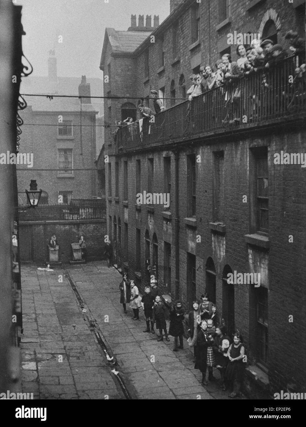 Bewohner von Liverpool Terrasse stellen für den Daily Herald-Fotografen. 2. März 1933. Stockfoto