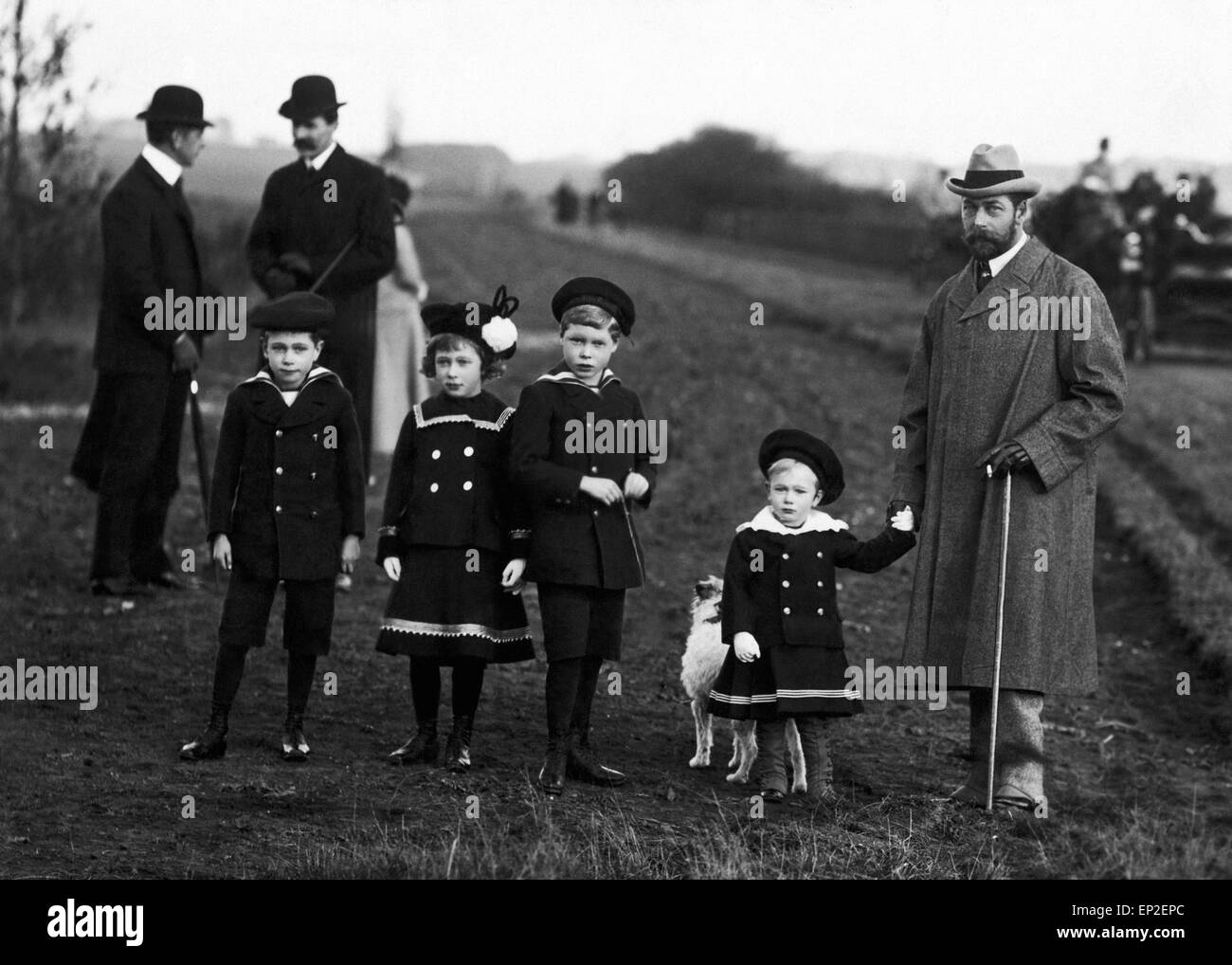 Der König feiert seinen Geburtstag am Dienstag, 3. Juni 1902. Dieses interessante Foto enthält seine Majestät der König George V, der Prinz von Wales, Kronprinzessin Mary, Gräfin von Harewood, The Duke of York und The Duke of Gloucester. Stockfoto