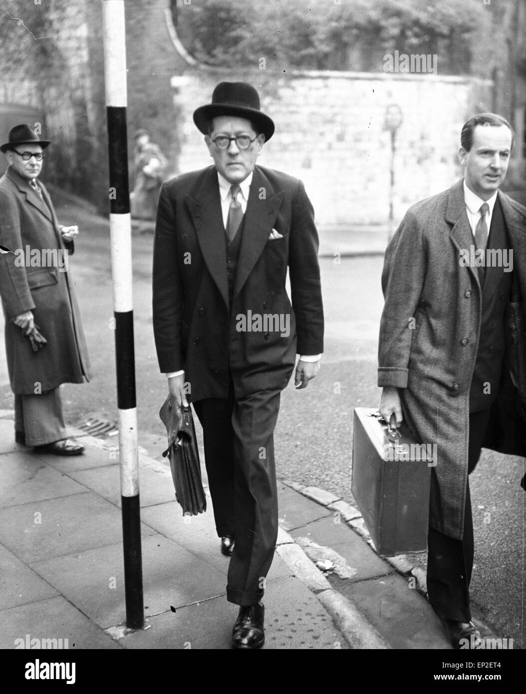 W A Fearnley-Whittingstall QC, Lord Montagu Counsel im Bild, Ankunft in Lymington (Hants) Magistrates Court, 14. Dezember 1953. Stockfoto