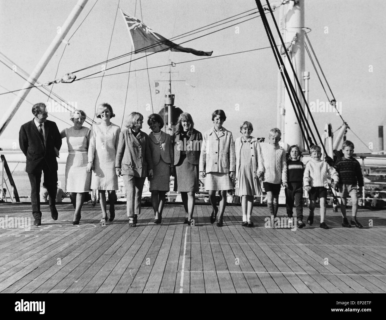 Das Finnegan-Familie aus Dublin an Bord der "Kaiserin von England", Liverpool nach Toronto, Kanada verlassen. Herr Finnegan und seine Frau hatten dreizehn Kinder, die zehn davon auf dem Foto sind. Ihre drei Kinder wurden sie zu einem späteren Zeitpunkt beitreten. 11. Oktober 1966 Stockfoto
