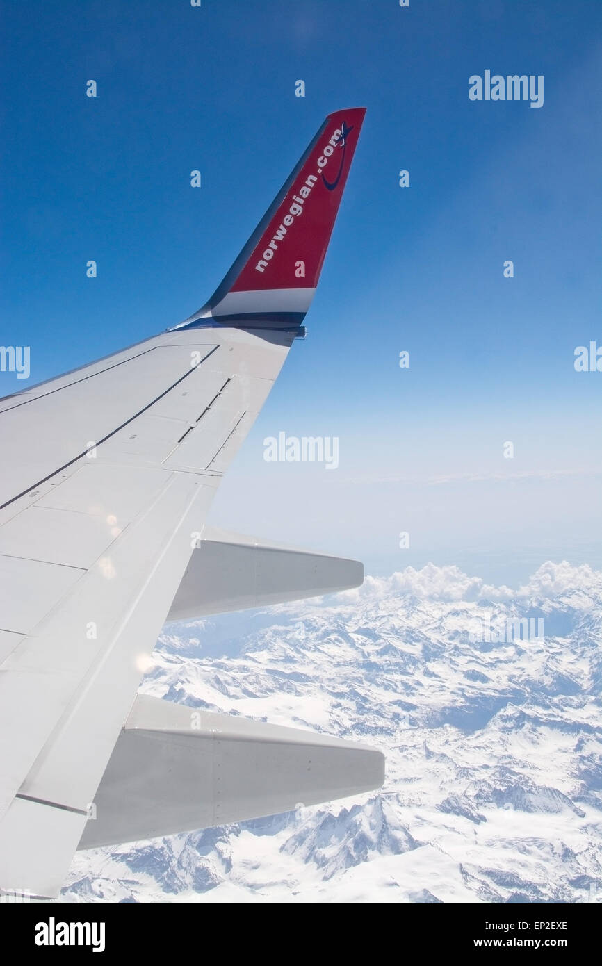 Norwegische Verkehrsflugzeug Flügel und der Schnee verkleidet Französisch Alpes unten am 24. April 2015 in der Luft, Französisch Alpes, Frankreich. Stockfoto