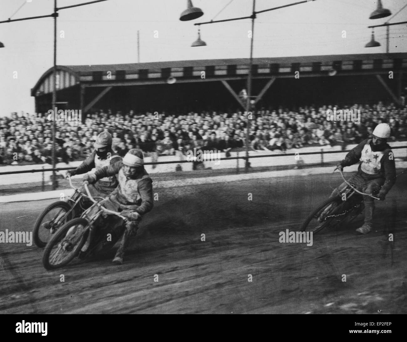 Speedway, Liverpool V Hanley, Doug Serurier (Liverpool) übernimmt die Führung von Lindsay Mitchell und Gil Blake (Hanley) 11. Juli 1949 Stockfoto