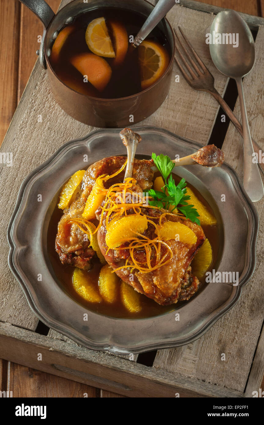 Gebratene Ente in Orangensauce. Caneton à l ' Orange. Stockfoto