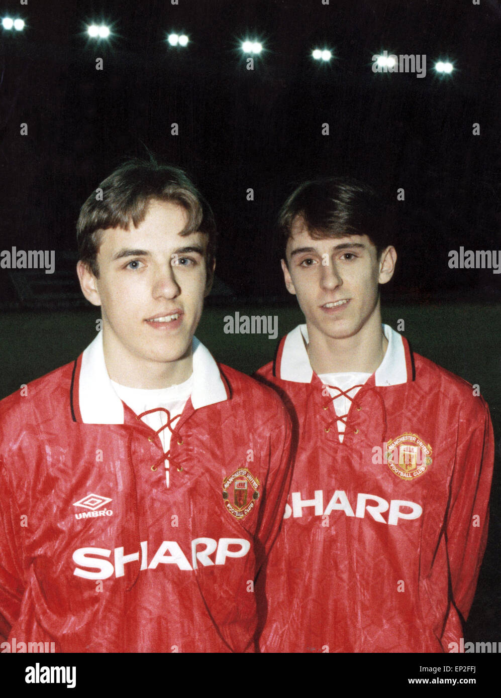 Manchester United Team Jugendspieler Philip Neville (links) und sein Bruder Gary Neville vor dem Spiel gegen Notts County. 9. Juli 1994. Stockfoto