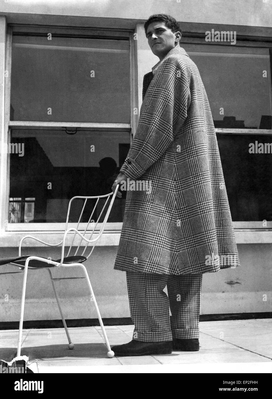 Kleidung: Mode: Herrenmode: Mäntel. Juni 1953 Stockfoto