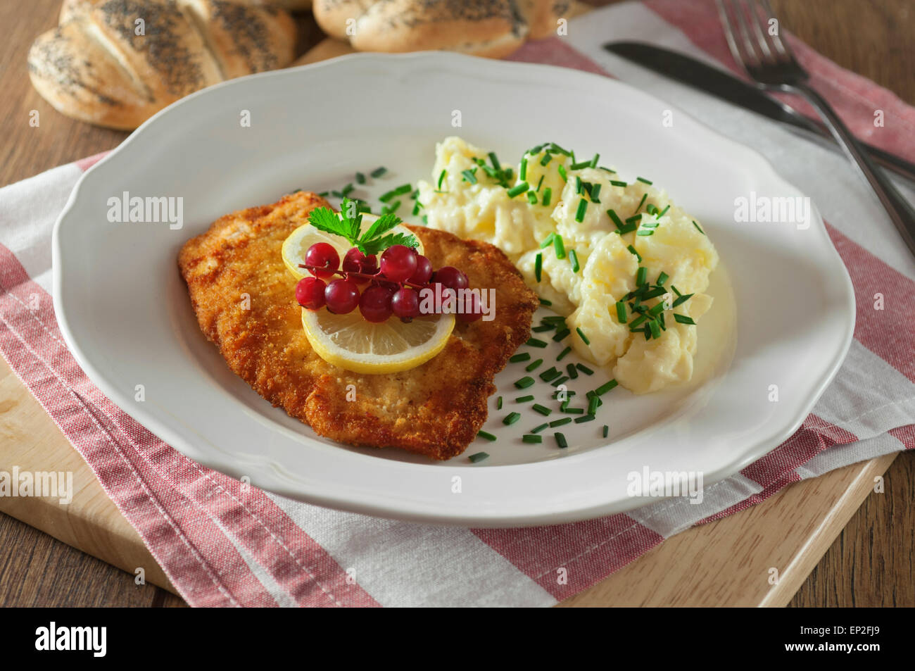 Schnitzel und Kartoffelsalat Stockfoto