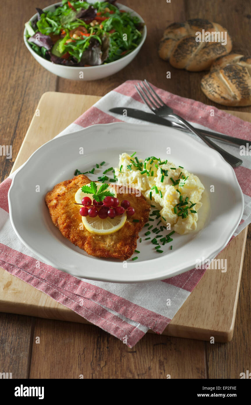 Schnitzel und Kartoffelsalat Stockfoto