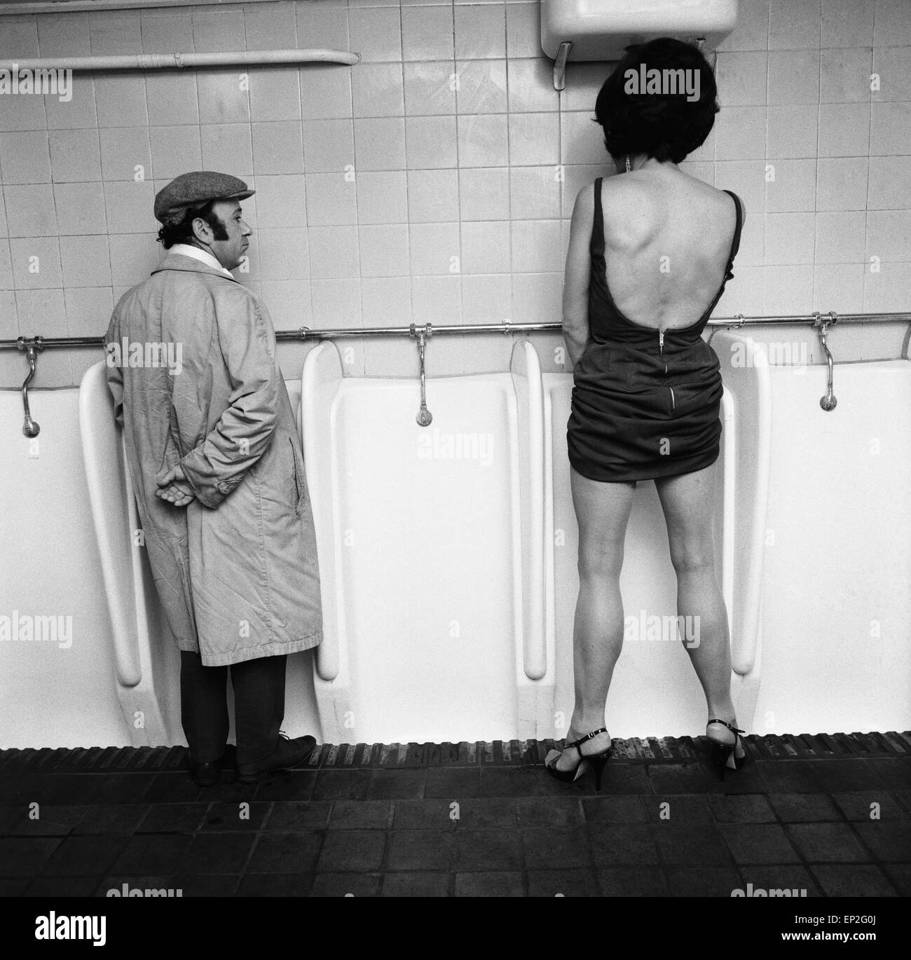 Ziehen Sie Künstler Ron Storme feststellt, dass ein Mann muss tun, was ein Mann tun, egal was er trägt -. 6. August 1970. Stockfoto