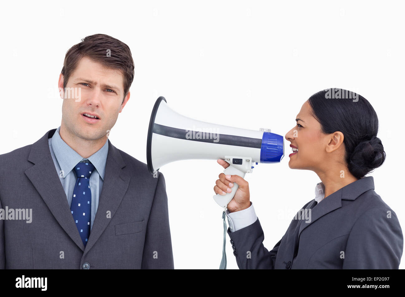 Nahaufnahme der Verkäuferin mit Megaphon schreien an Kollegen Stockfoto