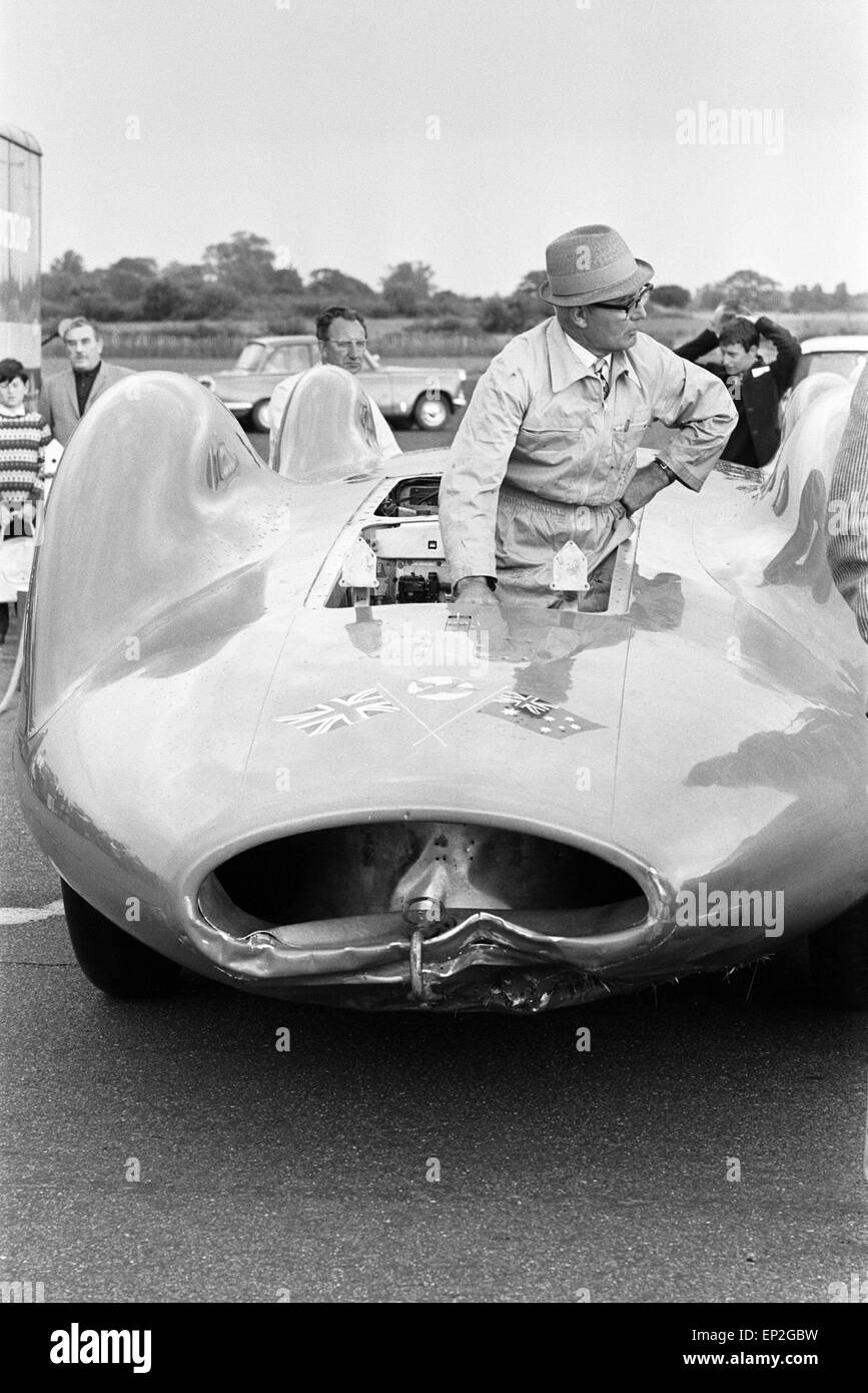Leo-Villa, die Mechaniker mit Proteus Bluebird, das Auto in dem Donald Campbell den Geschwindigkeitsweltrekord für Automobile brach hat nun machte seinen letzten Lauf 5 mph an RAF Station, Debden, Essex, 19. Juni 1966. Campbell war geben eine Demonstration im Rahmen einer Gala es laufen, aber 5 Tage früher, das Auto wurde schwer beschädigt, wenn mit Rennfahrer Peter Bolton an den Schalthebeln, durch einen hölzernen Zaun und Hecke bei 100 km/h zertrümmert, 10ft in der Luft über der Cambridge Chelsford Straße gesegelt und schließlich über ein Feld für 200 Yards gesponnen. Stockfoto