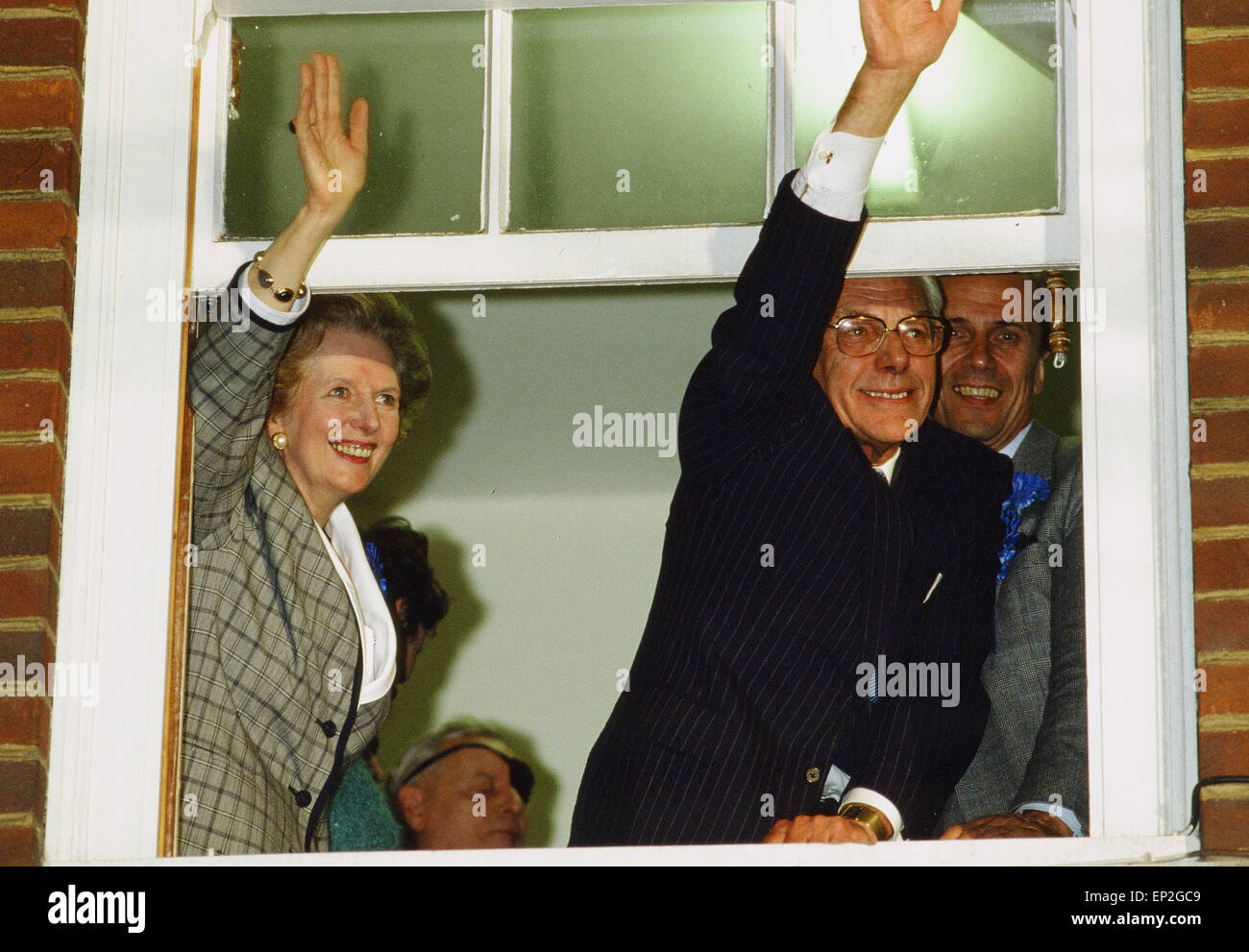 Margaret Thatcher PM und Ehemann Denis Thatcher feiern nach siegreichen 1987 allgemeine Wahl, 10 Downing Street, London, Freitag, 12. Juni 1987. Stockfoto