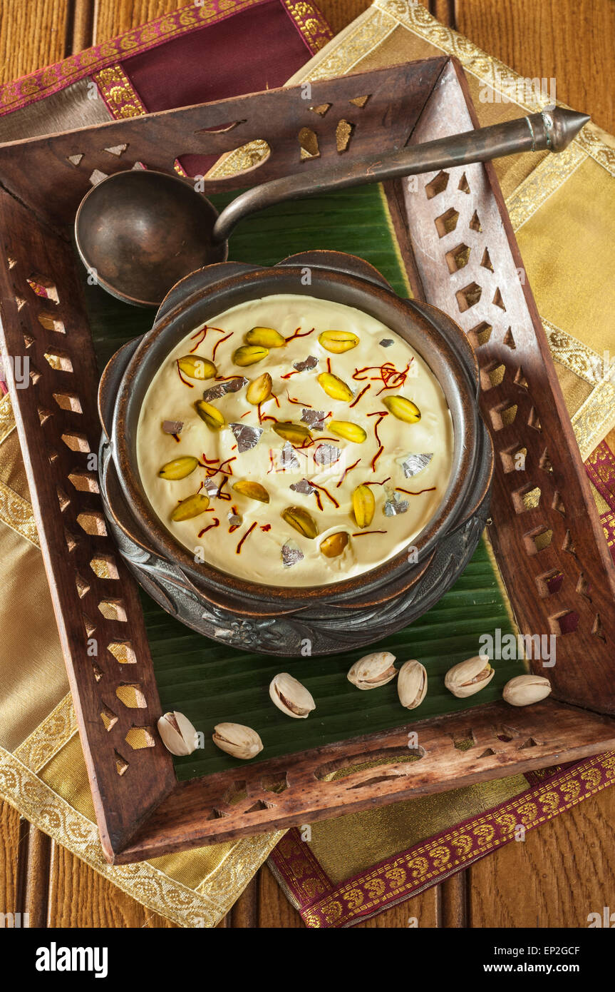 Nimish. Rosenwasser Creme-Dessert. Indien-Essen Stockfoto