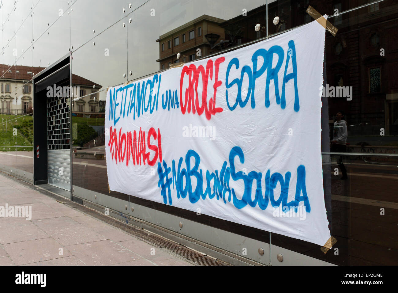 Turin, Italien. 12. Mai 2015. Studenten-Präsidiums gegen gute School of Government Renzi und Invalsi Beweise, eine Methode der Bewertung zu Kreuze die sollte Statistiken liefern aber in Wirklichkeit nichts zu tun, sondern teilen sich die Schulen in Institutionen der Serie A und Serie B. © Elena Aquila/Pacific Press/Alamy Live News Stockfoto