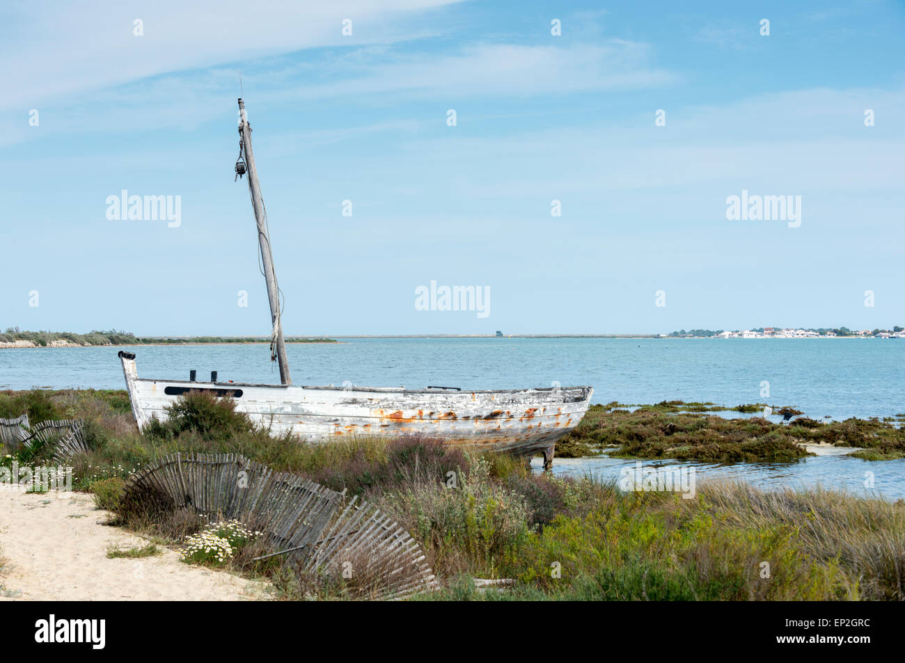 altes Fischerboot am Strand in Tavira Portugal Algarve Bereich Stockfoto