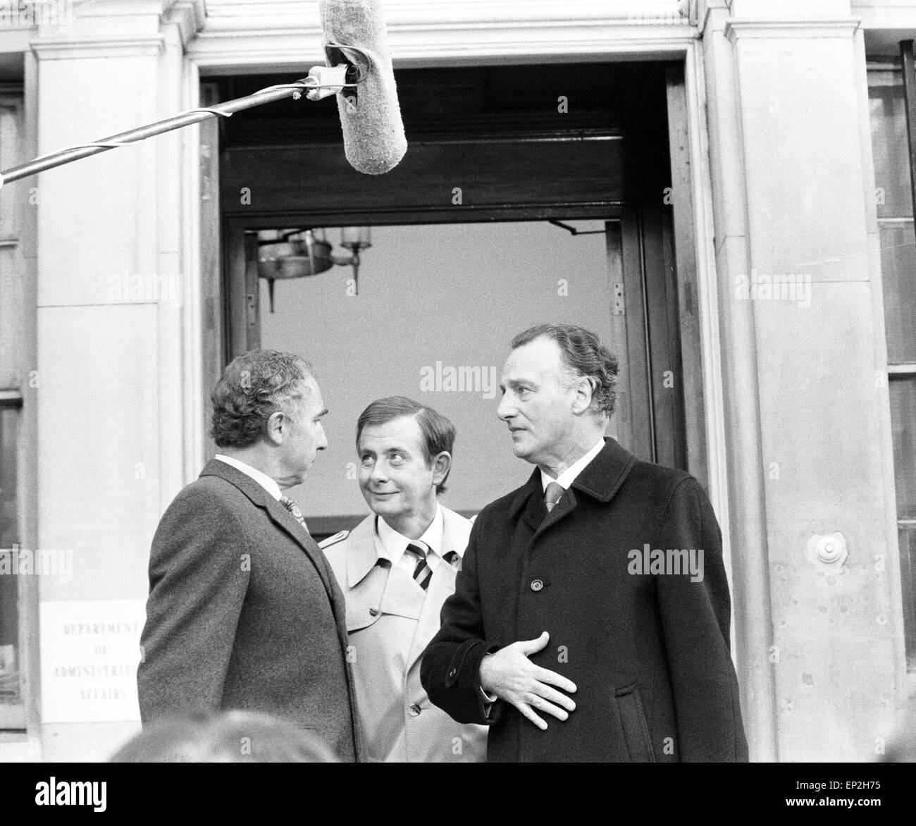 Verfilmung von BBC-TV-Programm 'ja Minister", außerhalb der"Abteilung für Verwaltungsangelegenheiten"& Nr. 10 Downing Street, London, 23. Oktober 1982. Darsteller: Paul Eddington als MP Jim Hacker. Nigel Hawthorne als Sir Humphrey Appleby. Derek Fowlds als Bernard Woolley. Stockfoto