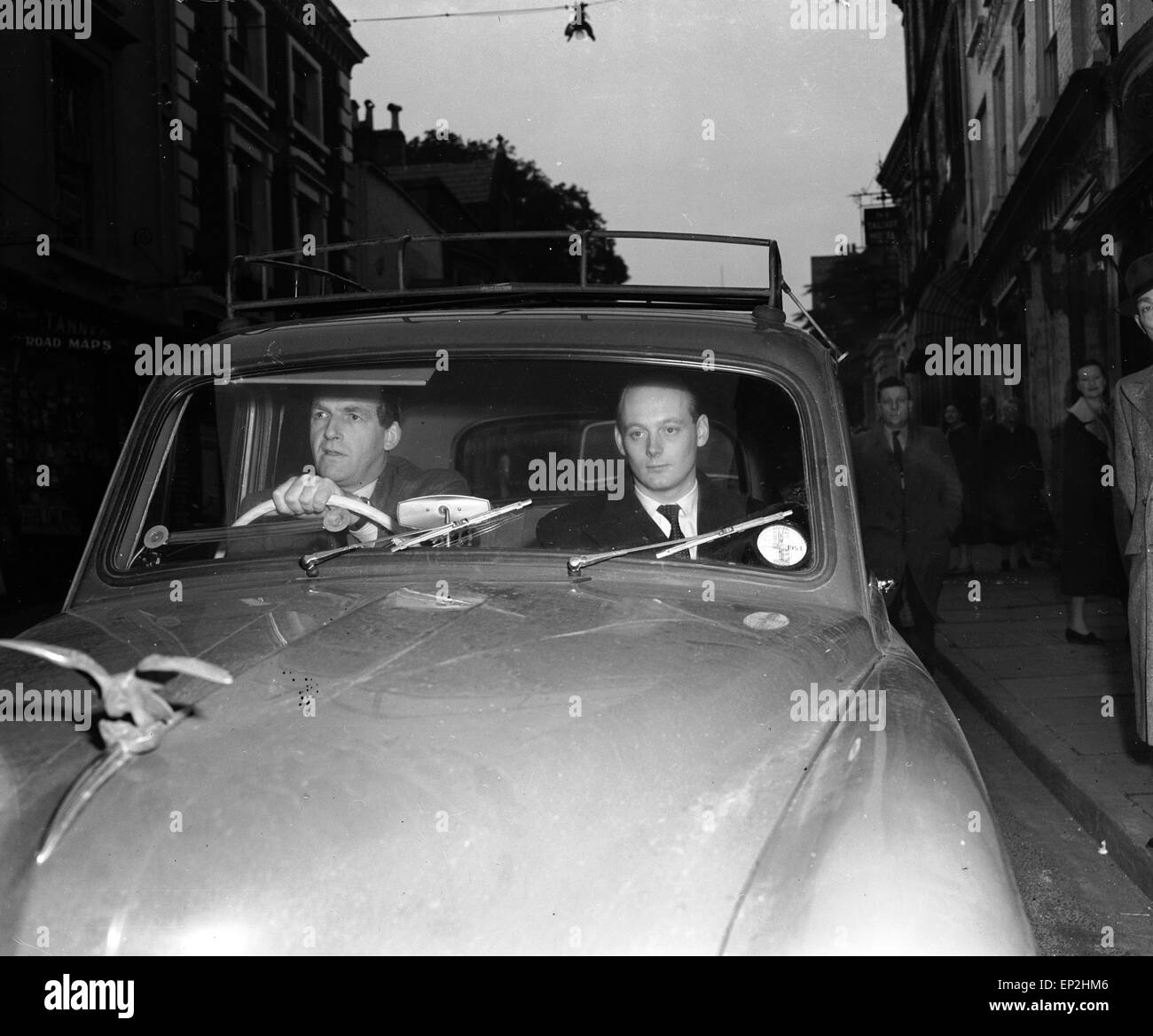 Edward Douglas-Scott-Montagu, 3. Baron Montagu of Beaulieu, verlässt Winchester Crown Court, mit dem Auto, nachdem er gefunden nicht schuldig von begeht eine schwere Straftat gegen ein Pfadfinder, 16. Dezember 1953. Er hat noch eine zweite Ladung an die nächste Schwurgericht Winchester im März zu stellen. Stockfoto