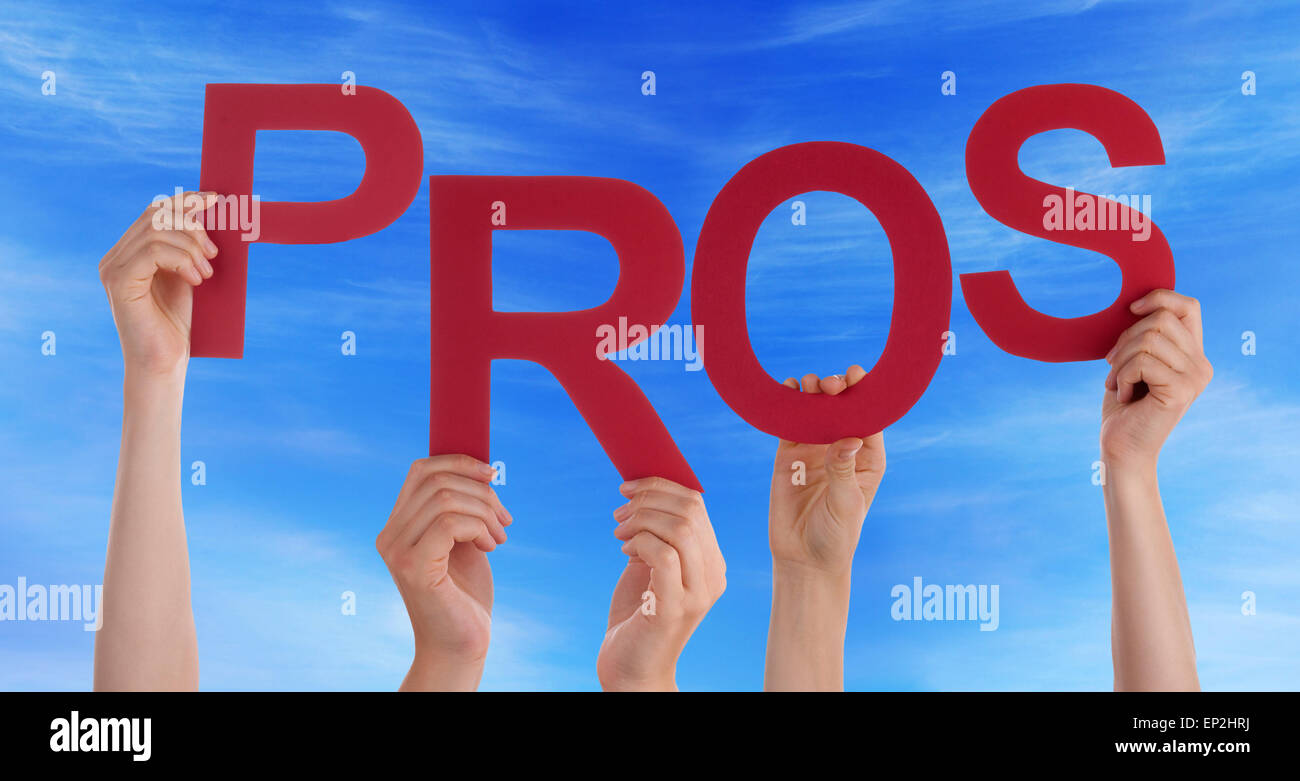 Viele Menschen Hände halten rote Wort Profis blauer Himmel Stockfoto