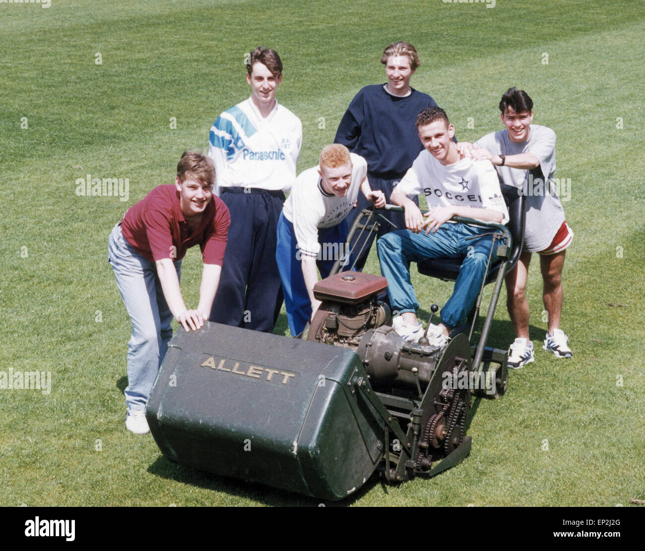 Manchester United Team Jugendspieler rund um einen Rasenmäher auf dem Spielfeld auf der Klippe Trainingsgelände vor ihr FA Youth Cup-Finale Rückspiel-Match gegen Crystal Palace. Sie sind von links nach rechts: Kevin Pilkington, Gary Neville, George Switzer, Robert Savage, Simon Davies (am Steuer) und Ben Thornley. 14. Mai 1992. Stockfoto