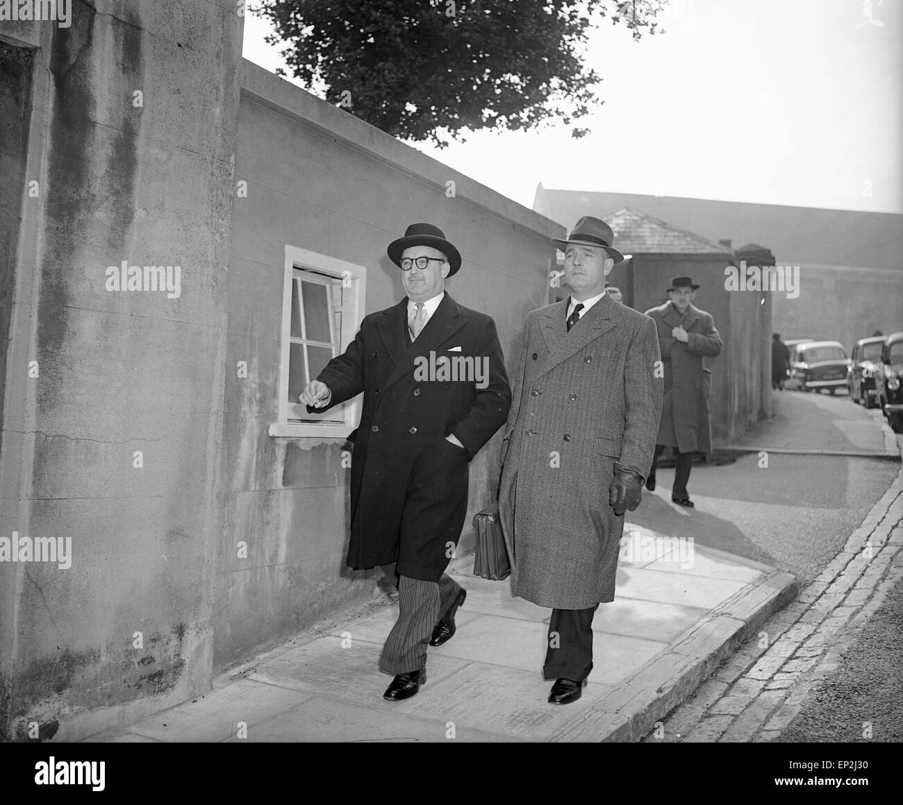 Det. Supt. Smith von Scotland Yard (links) und Flight Sergeant McCarthy (rechts) RAF SIB bei Winchester Crown Court, 17. März 1954. Stockfoto