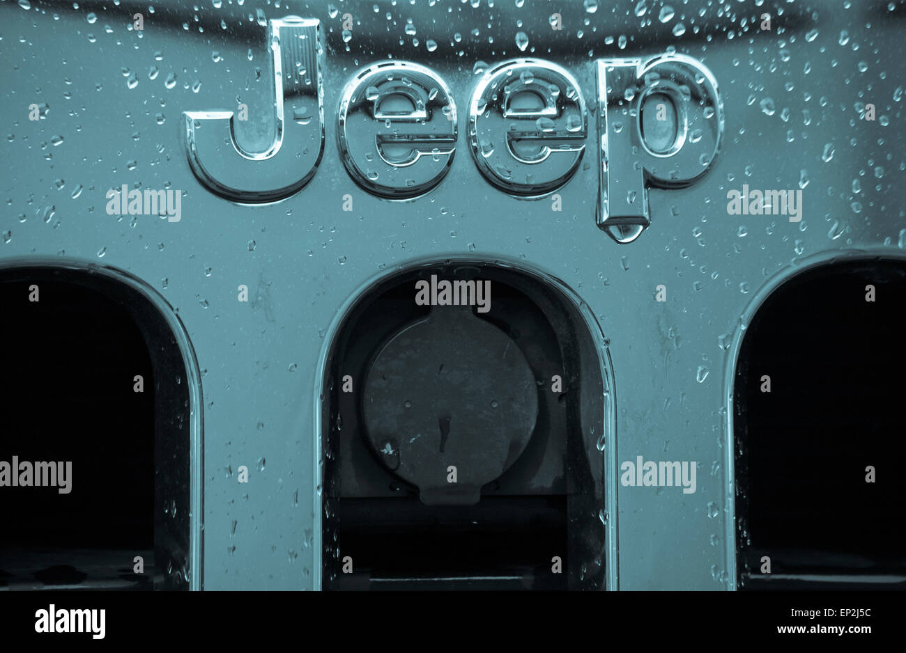 Cyanotyp des Jeep-Logos auf Fahrzeug mit Wassertröpfchen abstrakt Stockfoto