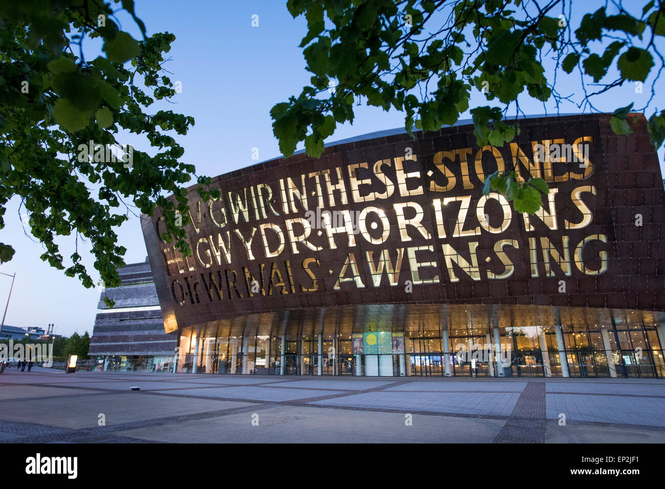 Das Wales Millennium Centre (WMC) bei Sonnenuntergang in Cardiff Bay. Stockfoto