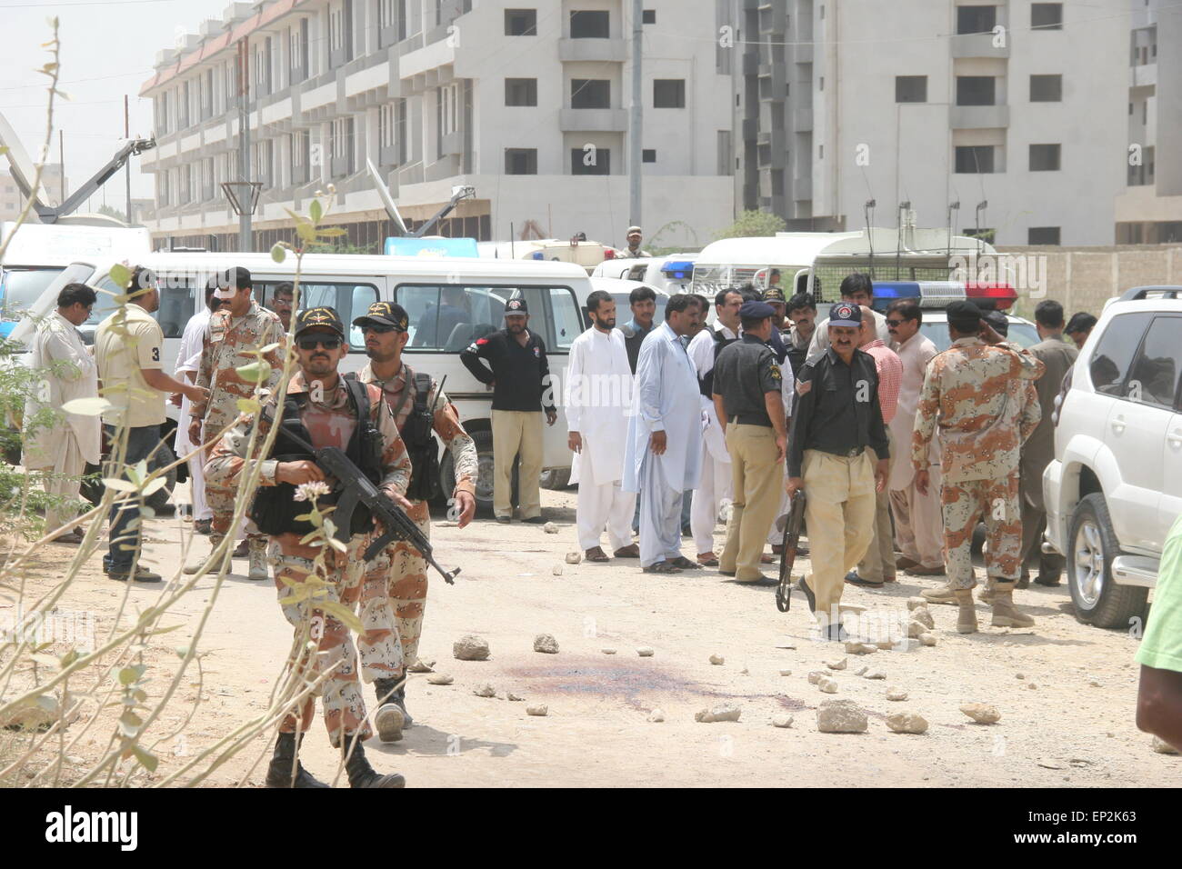 Karachi, Pakistan. 13. Mai 2015. Polizei und Krankenwagen versammeln sich um den Tatort, nachdem ein Bus von sechs bewaffneten Männern angegriffen wurde. Mindestens 45 Tote und 13 Passagiere verletzt auf der Karachi Bus feuern, wo die Opfer waren fast alle Ismailiten, die Berichten zufolge. Bildnachweis: Pazifische Presse/Alamy Live-Nachrichten Stockfoto