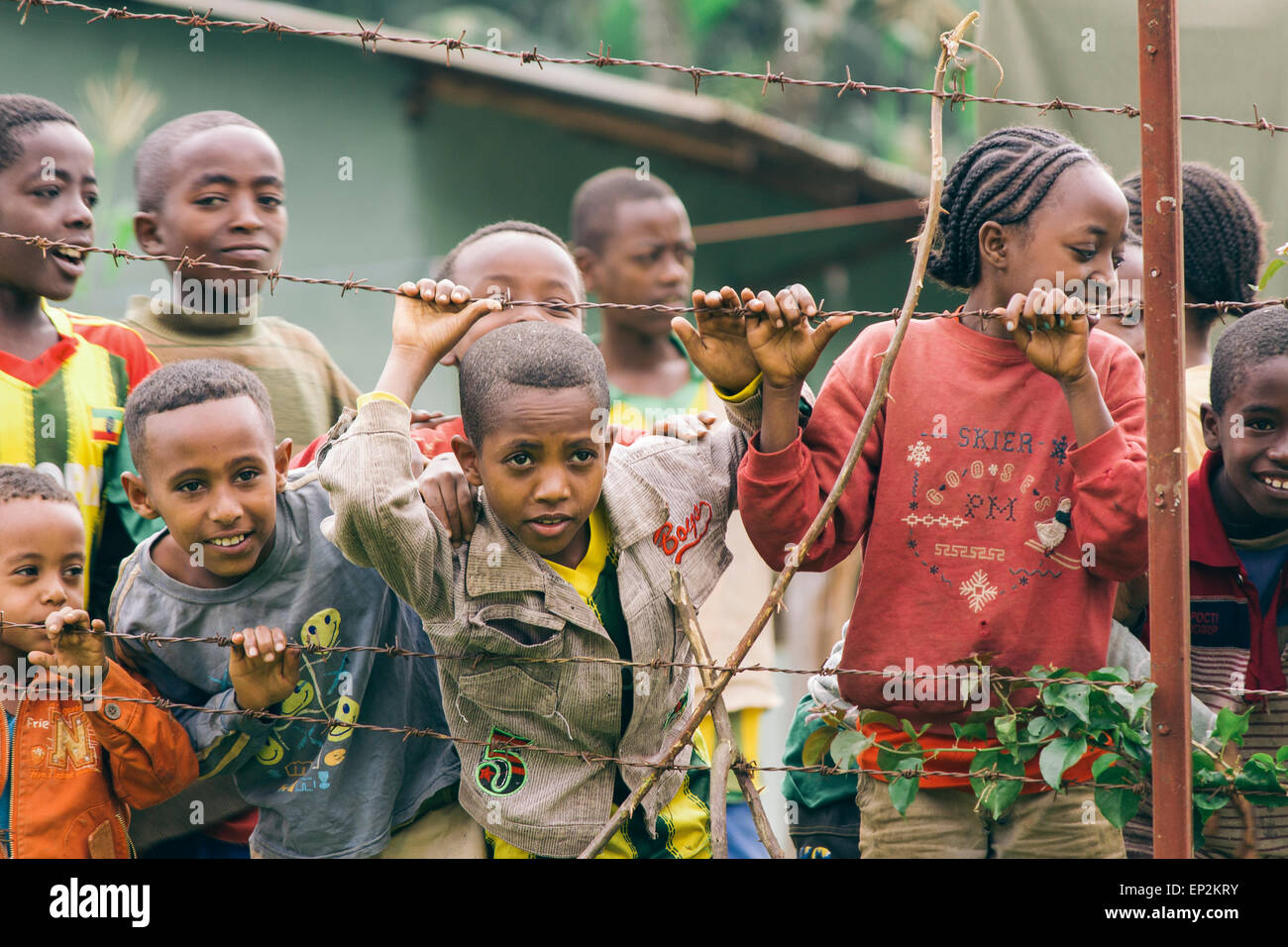 Äthiopien, Mizan Teferi Kinder hinter einem Zaun einer Schule Stockfoto