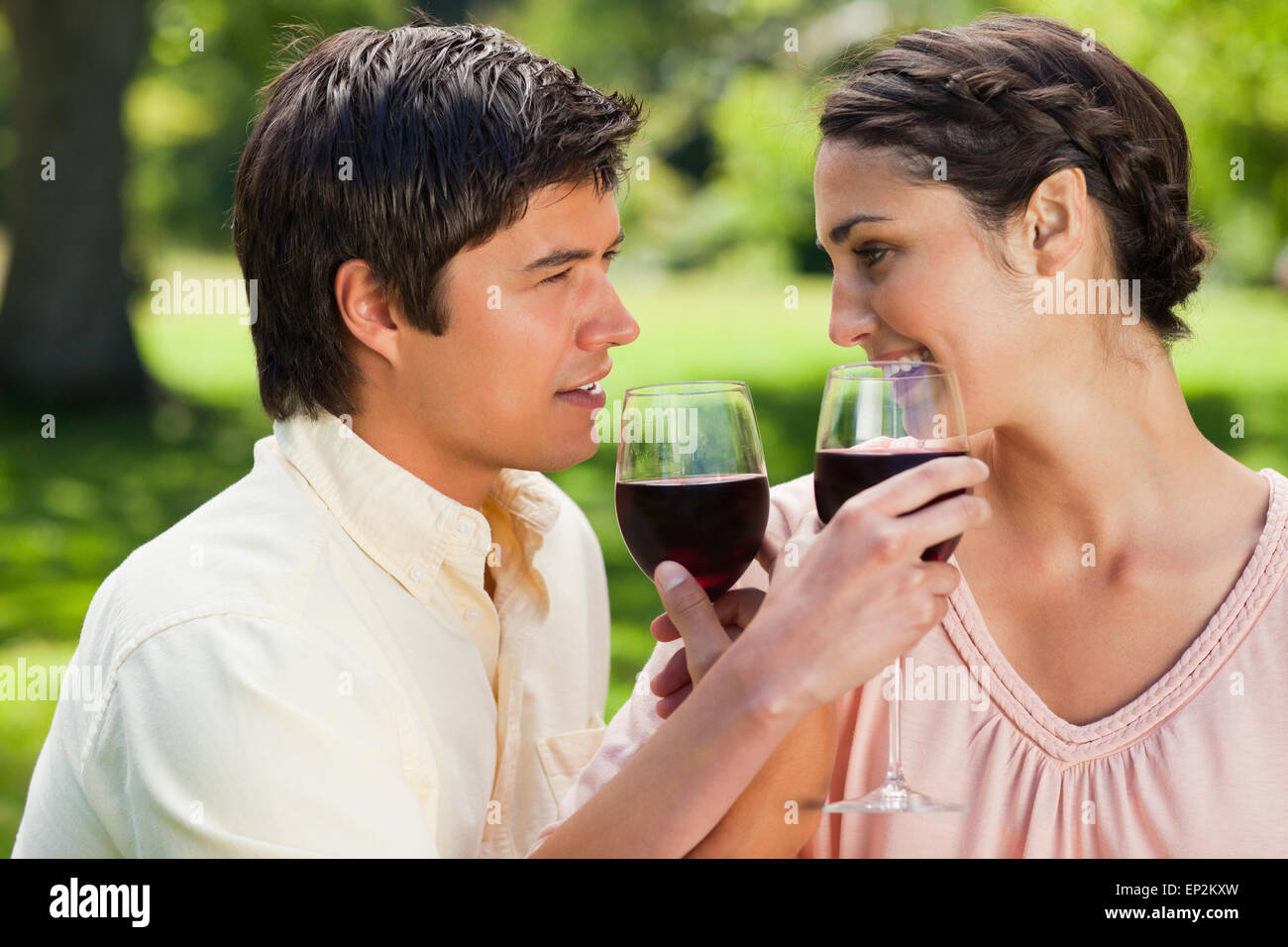 Zwei Freunde verknüpfen ihre Arme halten Sie Gläser Wein Stockfoto