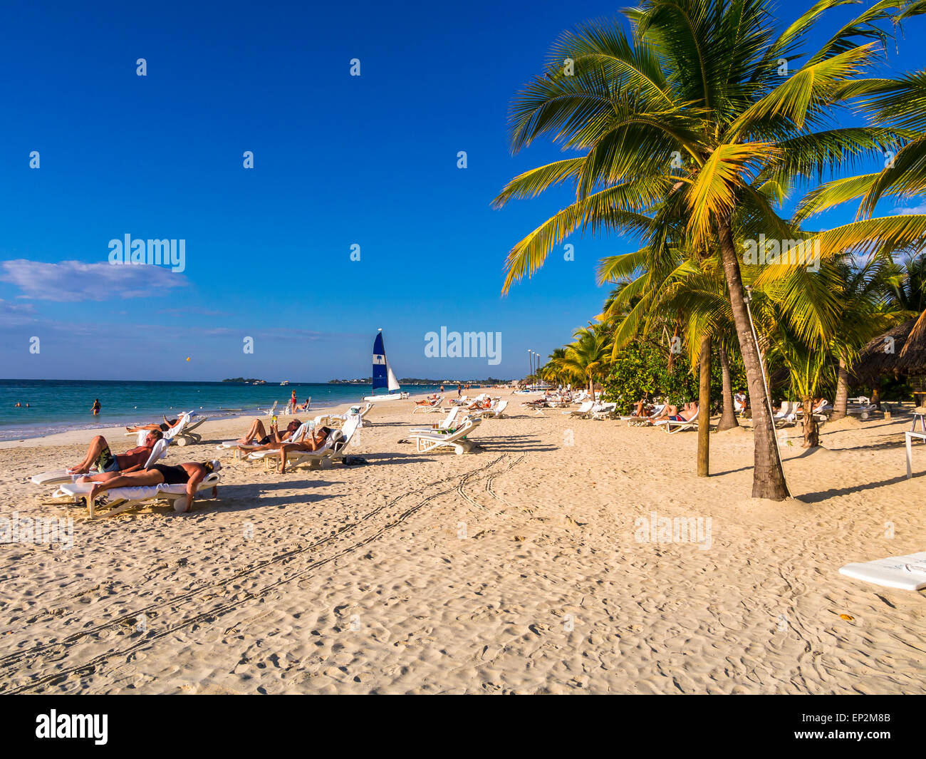 Negril, Jamaika-Touristen am Strand Sonnenbaden Stockfoto
