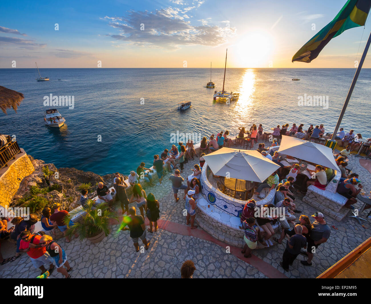 Jamaika, Negril, Ricks Cafe an der Küste bei Sonnenuntergang Stockfoto