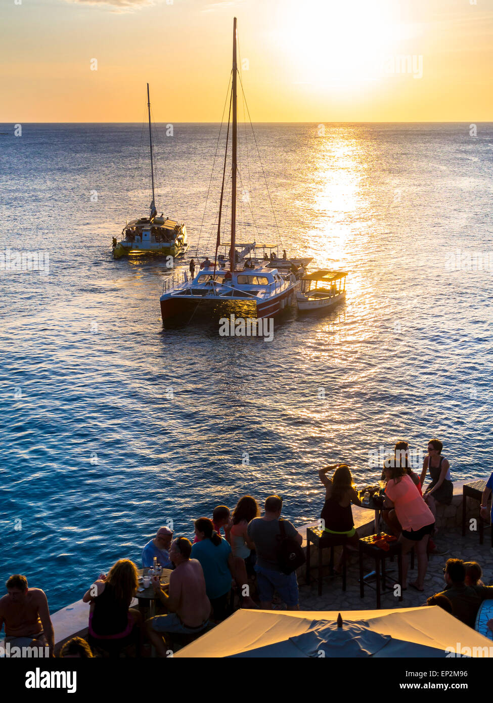 Negril, Jamaika-Segelboot in der Nähe von Ricks Cafe an der Küste bei Sonnenuntergang Stockfoto