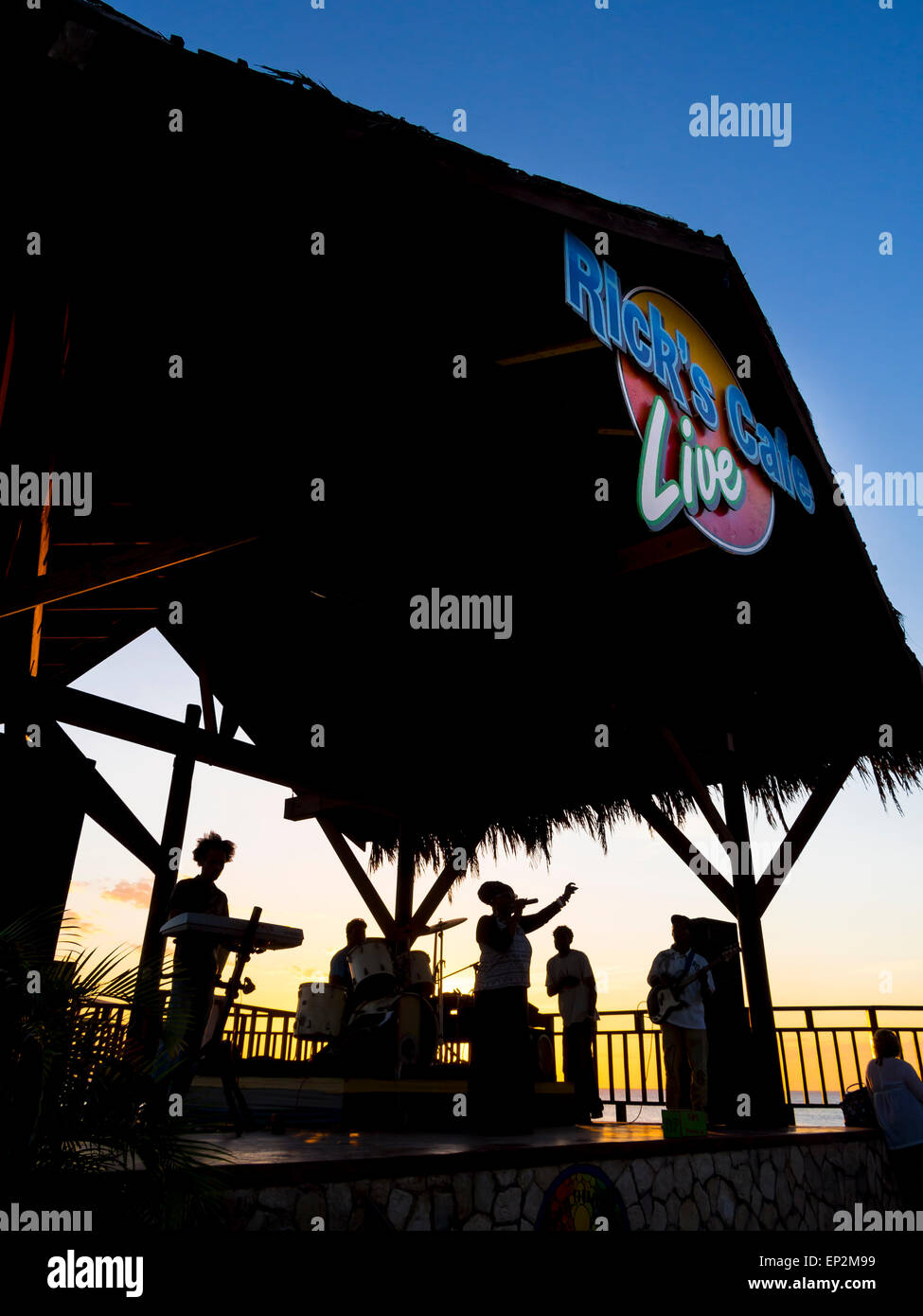 Negril, Jamaika-Musik-Band auf der Bühne im Ricks Cafe Stockfoto