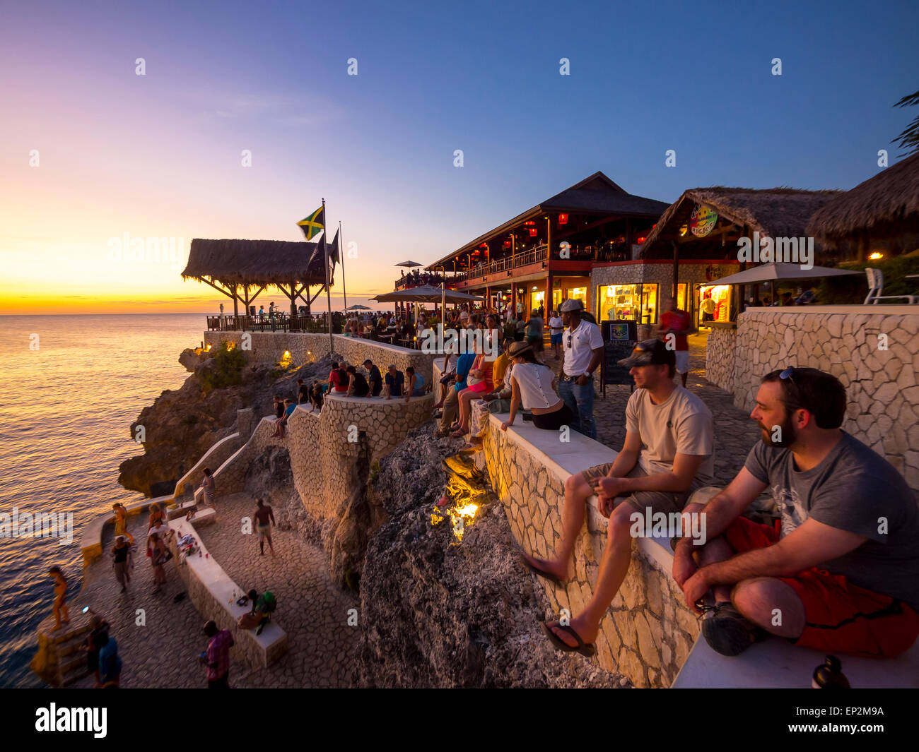 Negril, Jamaika-Menschen in Ricks Cafe an der Küste bei Sonnenuntergang Stockfoto